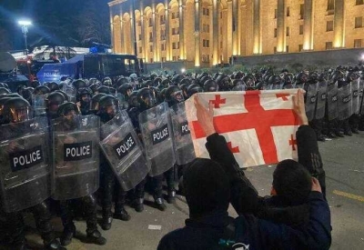 В Тбилиси начались столкновения митингующих с полицией